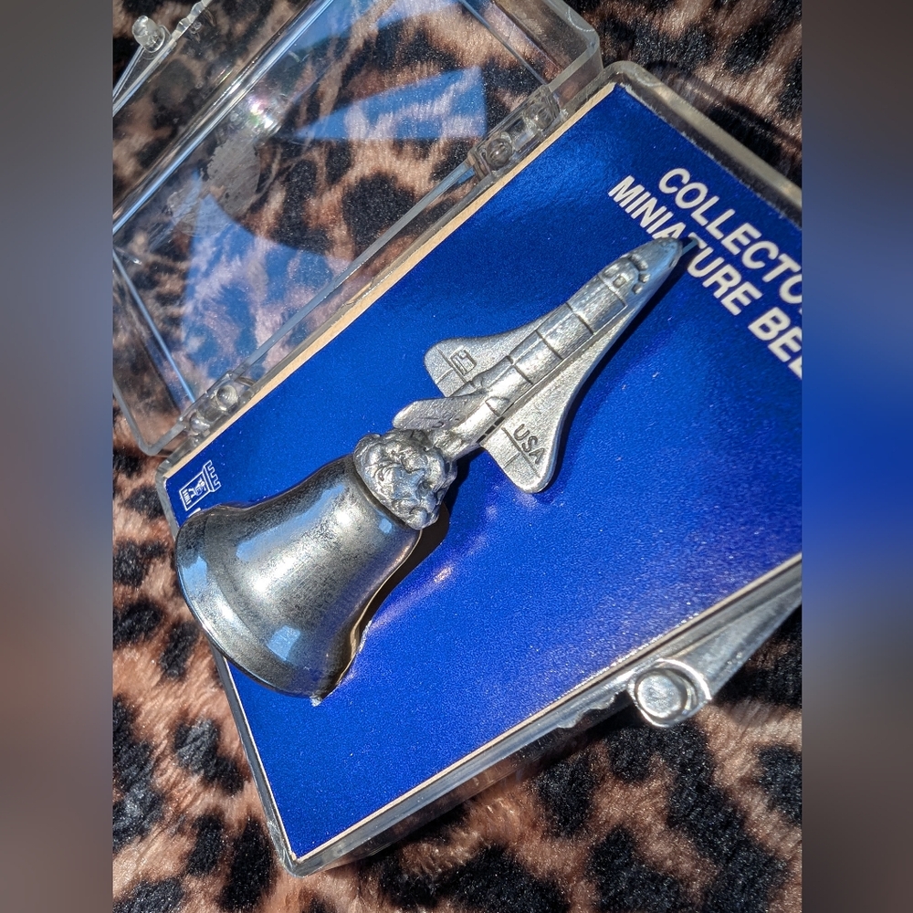 VTG 1981 COLLECTABLE SPACE SHUTTLE STEEL SILVER TONE BELL - Picture 2 of 11